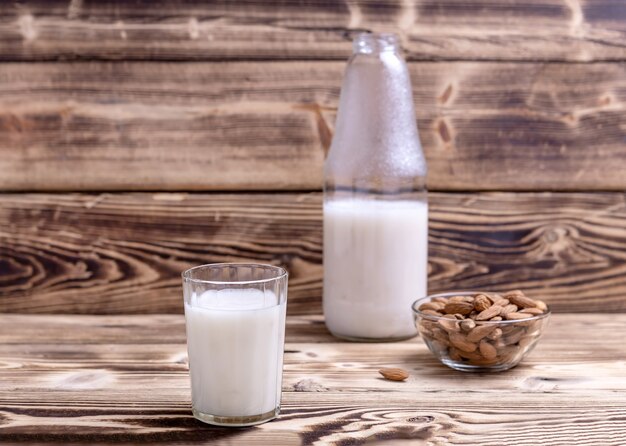 Un vaso de leche de almendras