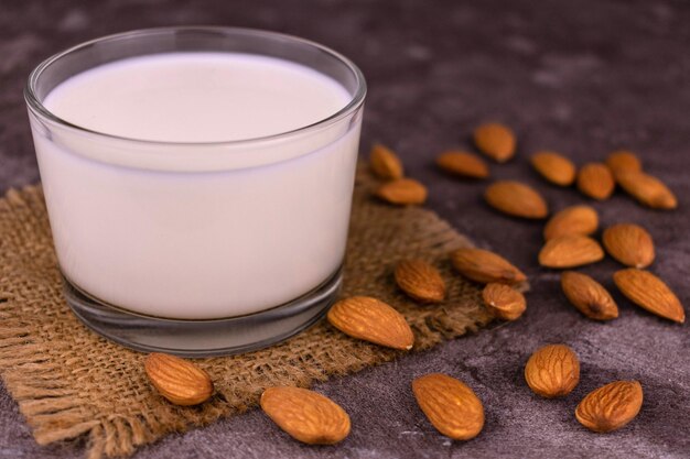 Un vaso de leche de almendras.