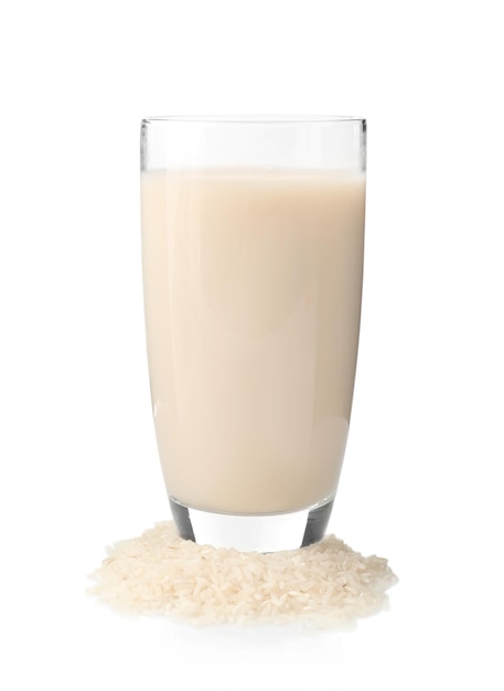 Vaso de leche de arroz aislado en blanco