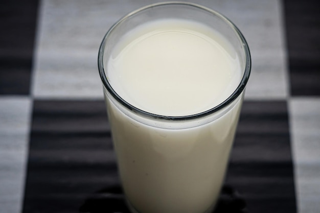 un vaso de leche blanca Foto premium