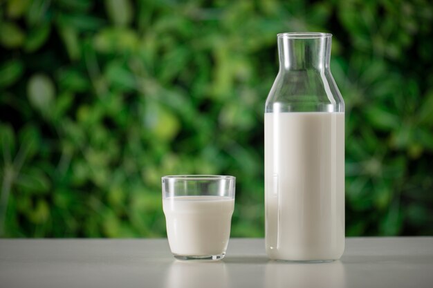 Vaso de leche y botella con fondo de naturaleza.