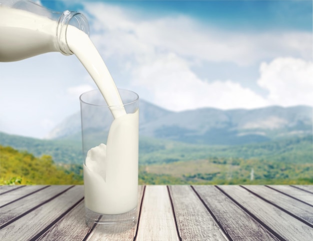 Foto vaso de leche y botella en el fondo