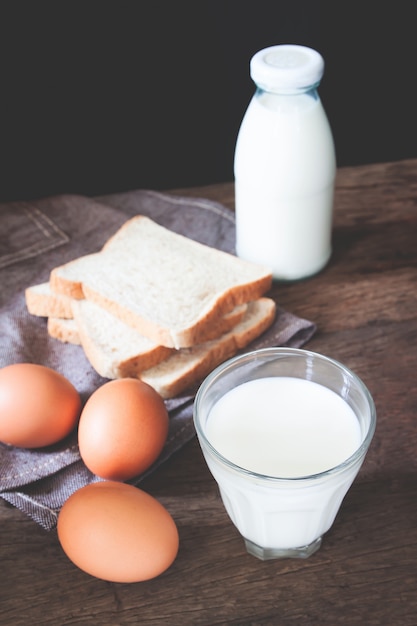 Vaso de leche y botella con huevos