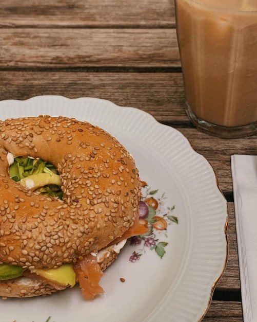 Foto un vaso de leche chocolatada junto a un sándwich