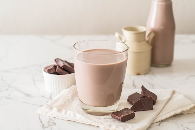 vaso de leche con chocolate