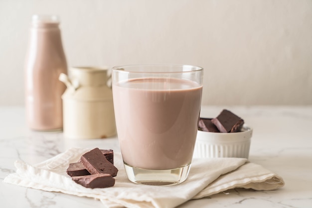 vaso de leche con chocolate