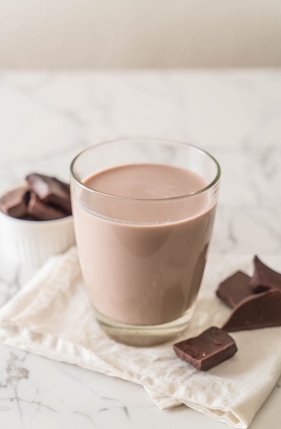 vaso de leche con chocolate