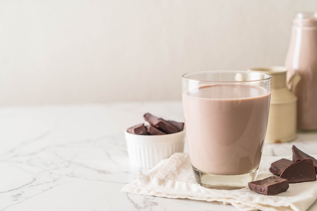 vaso de leche con chocolate