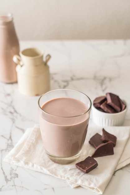 vaso de leche con chocolate