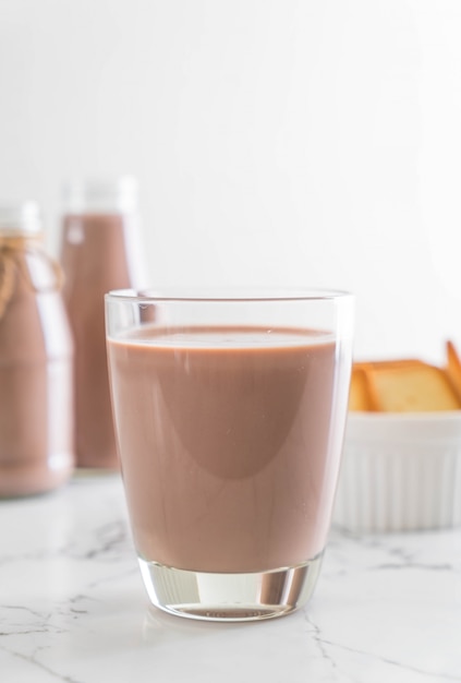 vaso de leche con chocolate