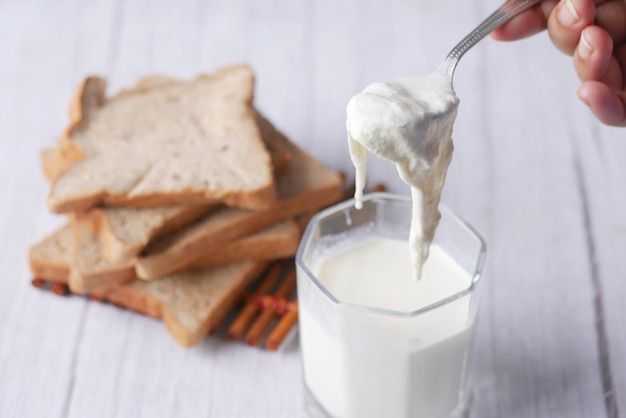 Vaso de leche entera en crema de mesa