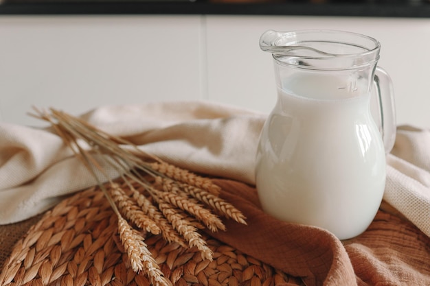 Vaso de leche y espigas de trigo de cerca