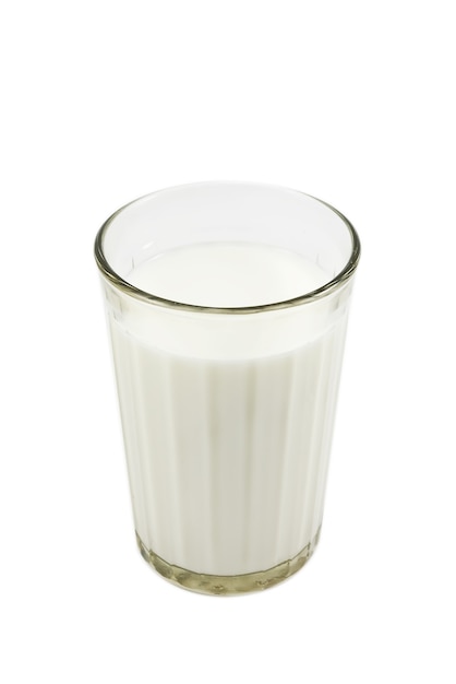 Vaso con leche fresca, aislado en blanco