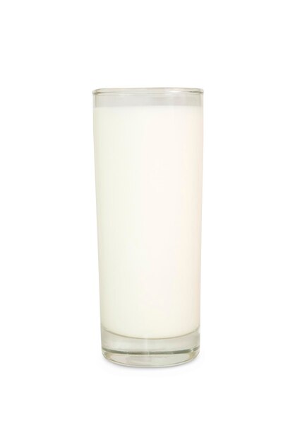 Vaso de leche fresca aislado sobre fondo blanco.