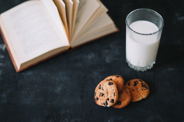 Vaso con leche fresca y galletas de avena con chocolate para el desayuno