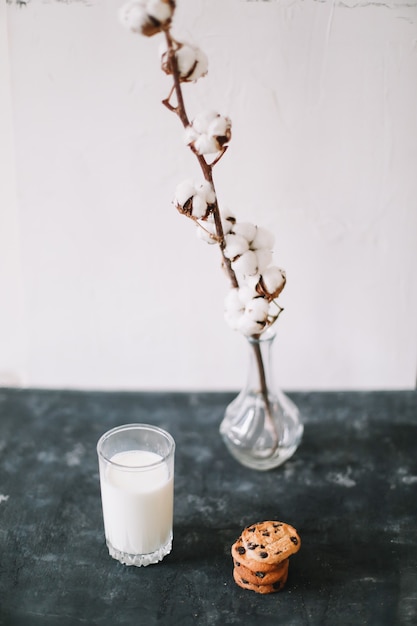 Vaso con leche fresca y galletas de avena con chocolate para el desayuno