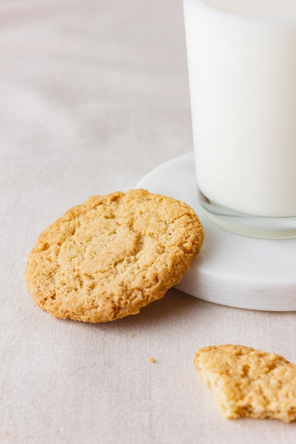 Foto vaso de leche fresca con galletas de avena