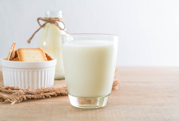 vaso de leche fresca