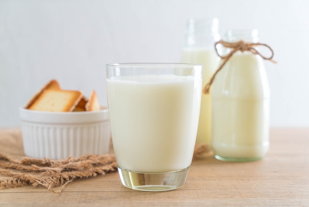 vaso de leche fresca
