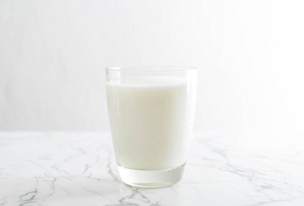 vaso de leche fresca