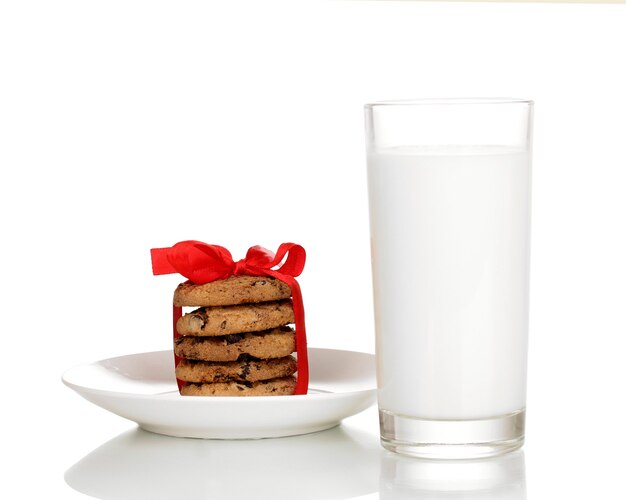 Vaso de leche y galletas aislado en blanco