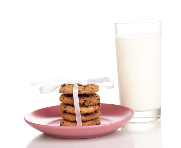 Vaso de leche y galletas aislado en blanco