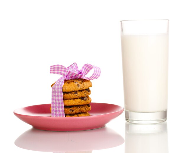 Vaso de leche y galletas aislado en blanco