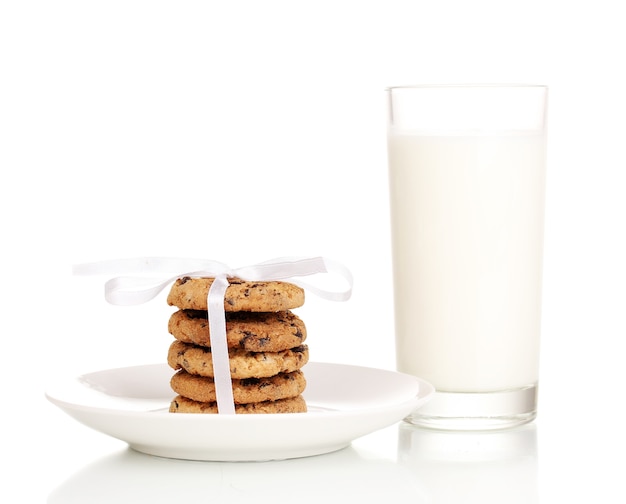 Vaso de leche y galletas aislado en blanco