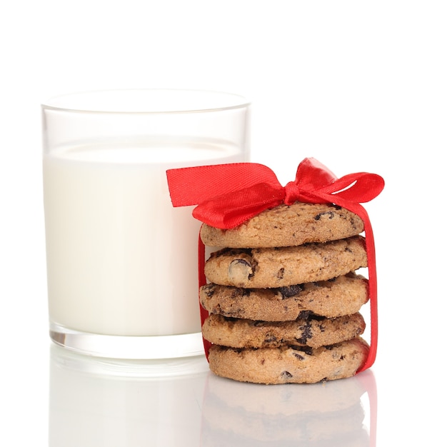 Vaso de leche y galletas aislado en blanco