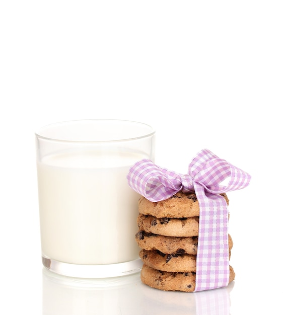 Vaso de leche y galletas aislado en blanco