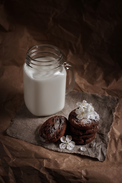 vaso de leche y galletas de chispas de chocolate