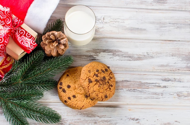 Vaso de leche y galletas con chocolate para Santa