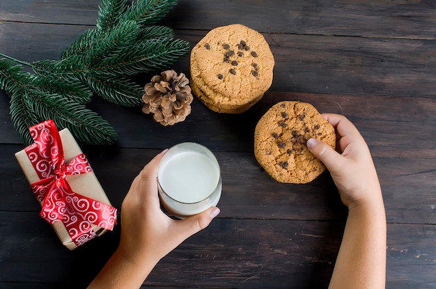 Vaso de leche y galletas con chocolate para Santa