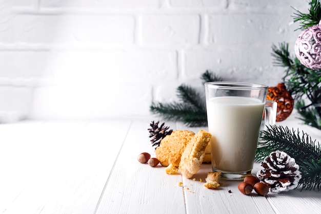 Vaso de leche y galletas dejadas específicamente para Papá Noel.