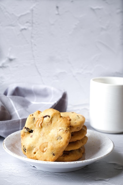 Vaso de leche y galletas para el desayuno.