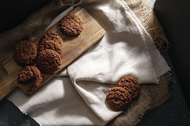 Vaso de leche y galletas en la mesa