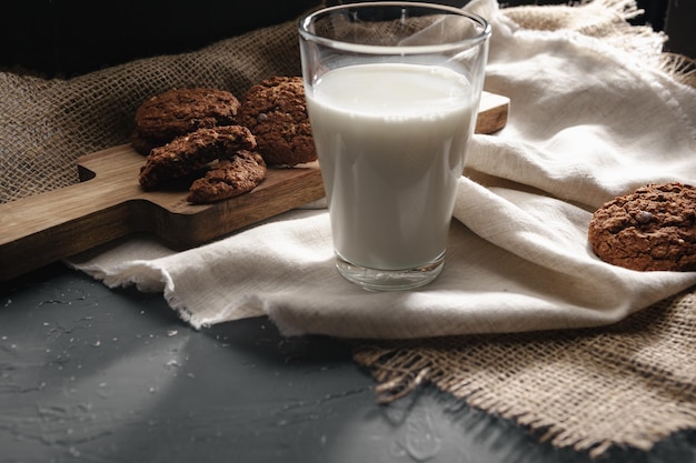 Vaso de leche y galletas en la mesa