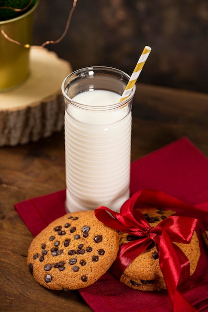 Un vaso de leche y galletas para santa claus regalo de navidad para santa foto vertical