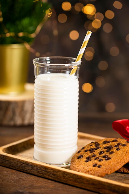 Un vaso de leche y galletas para santa claus regalo de navidad para santa foto vertical