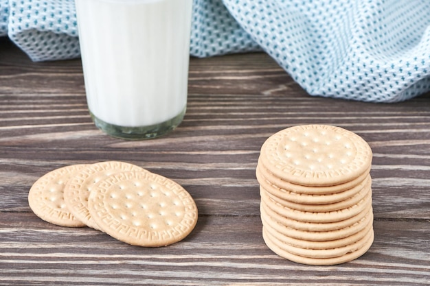 Vaso con leche y galletas