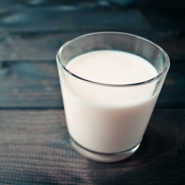 Vaso de leche en la mesa de madera