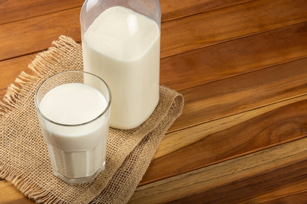 Vaso de leche en la mesa de madera