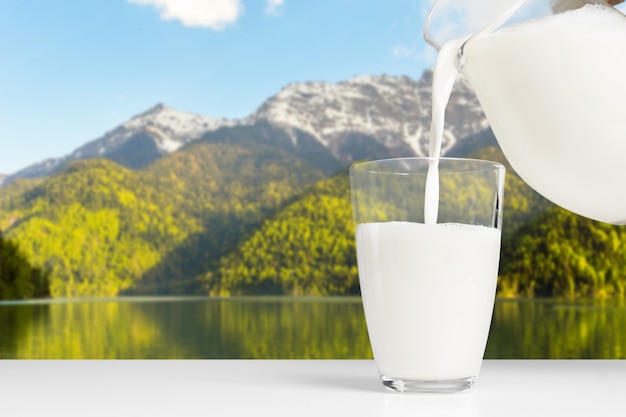 Foto vaso de leche en una mesa de madera