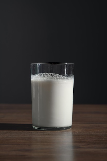Un vaso de leche en la mesa