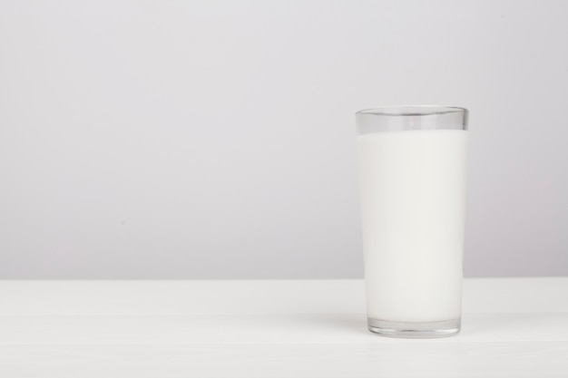 Foto vaso de leche minimalista con espacio de copia