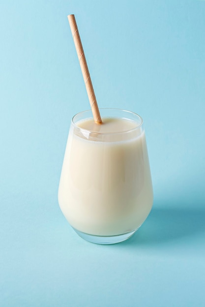 Vaso de leche orgánica vegana sin lácteos de nueces o coco.