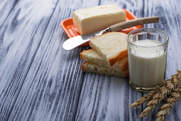 Vaso de leche, pan y mantequilla.