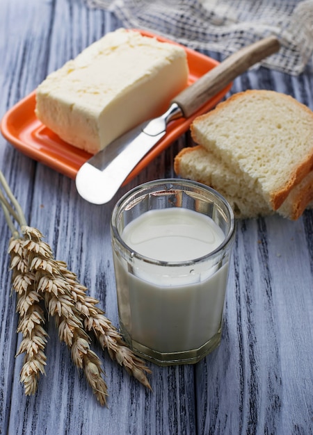 Vaso de leche, pan y mantequilla.