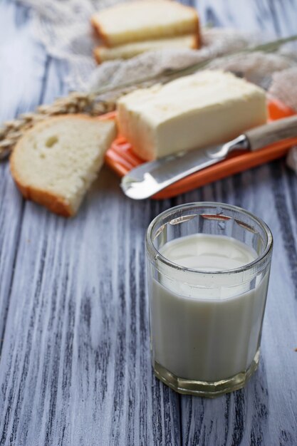 Vaso de leche, pan y mantequilla.