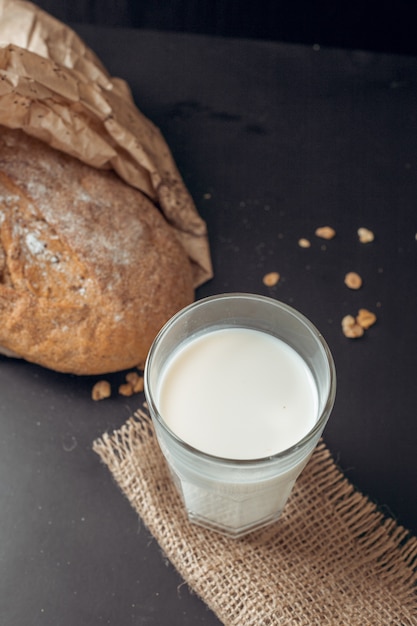 Vaso de leche y pan